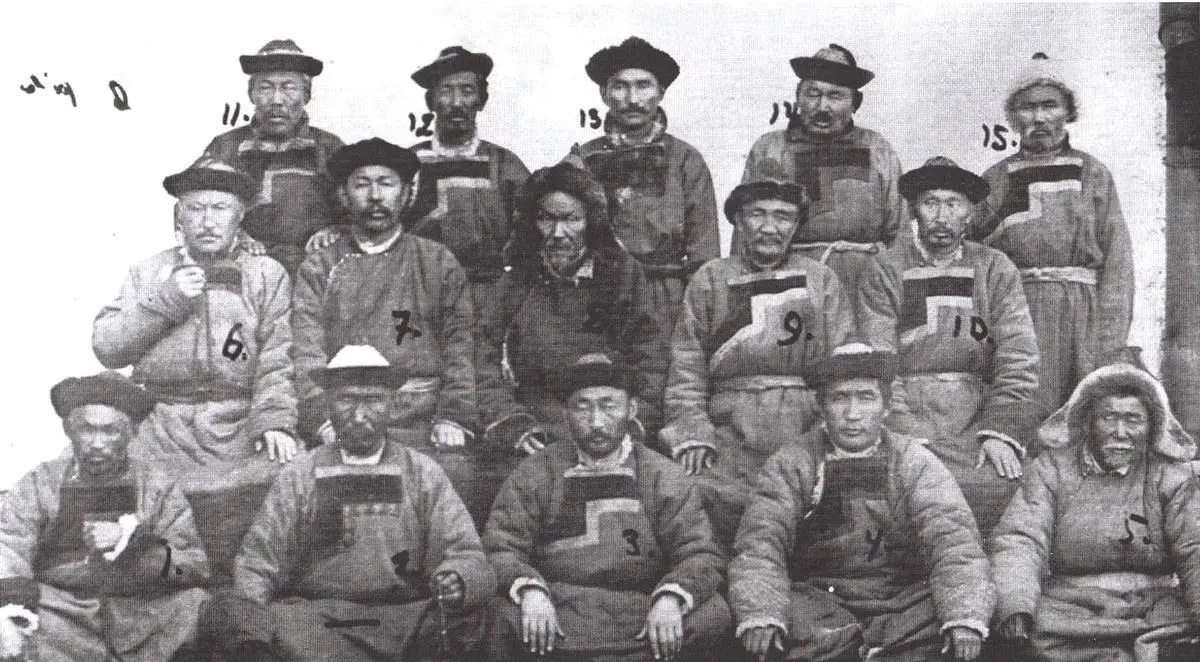 Министры правительства ламы С. Цыденова: 1. Цангит Цыремпилов; 2. Гэлэк-Жалсан Гамбалов; 3. Дашицырен Базарсанов; Гоючик Даруев; 8. Агван-Доржи Бадмаев; 9. Доржи Иролтуев; 10. Санжимытыб Гендын-Цыбенов; 11. Биликту Дымбрылов; 15. Бадманцырен Баниев /Фото из книги Ф.Л. Синицына «Красная буря». Архив А.Т., №597