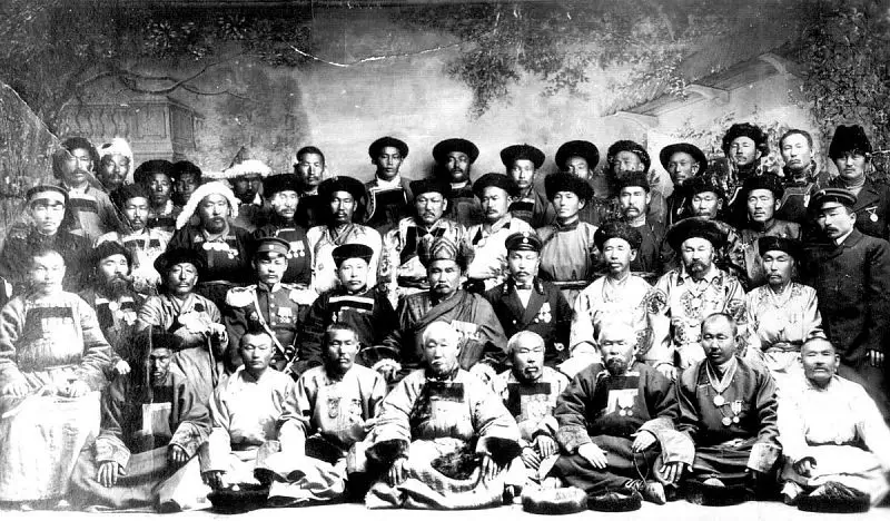 Сидят на стульях во втором ряду (слева направо): Цыбен Жамцарано, хоринский тайша Эрдэни Вамбоцыренов, другой главный хоринский тайша Цыден Аюшеев, полковник Базар-Сада Ямпилов, профессор Гомбожаб Цыбиков, пандито Хамбо лама Чойнзон-Даши Иролтуев