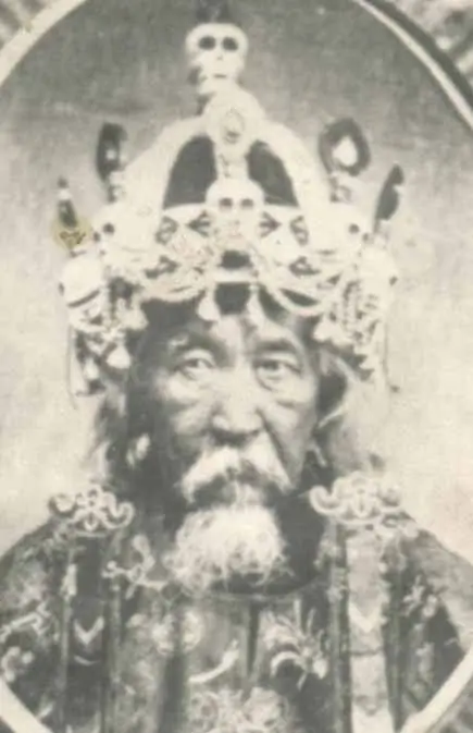 Лубсан Сандан Цыденов в короне Дхармараджи