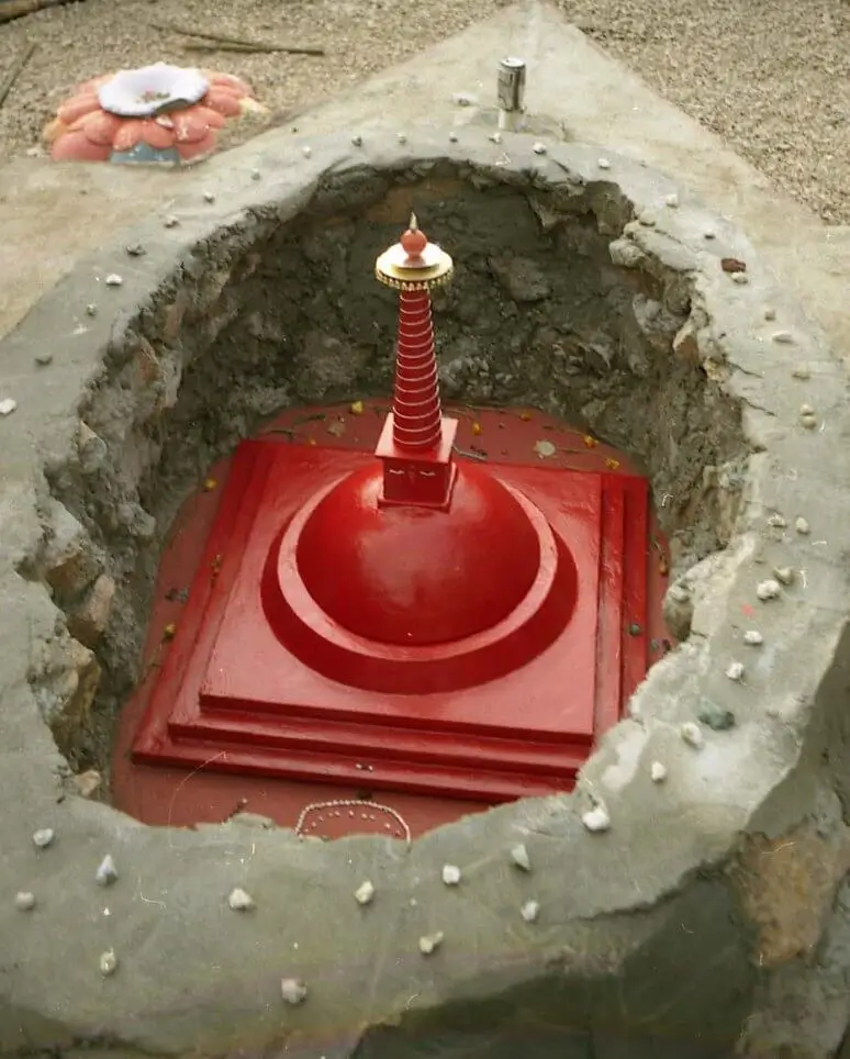 Внутренняя красная ступа в яйцеобразном саркофаге