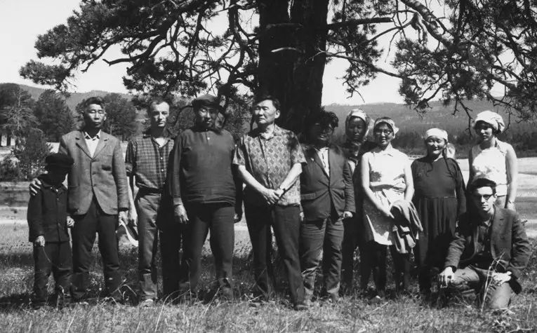 Групповое фото у сосны