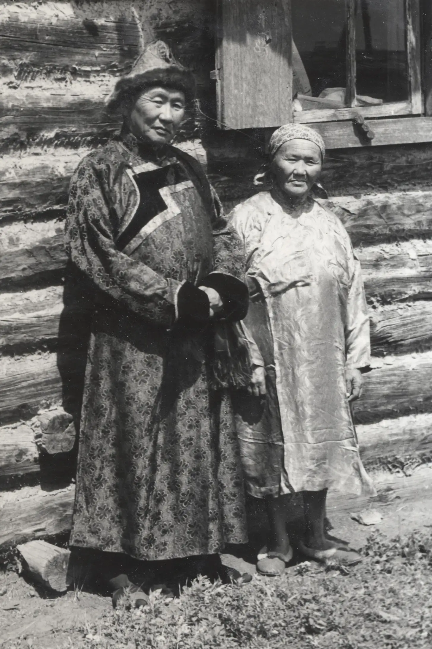Бидия Дандарович Дандарон с сестрой Дэмит Мункиной. Кижинга, 1971 г., фото В. М. Монтлевича