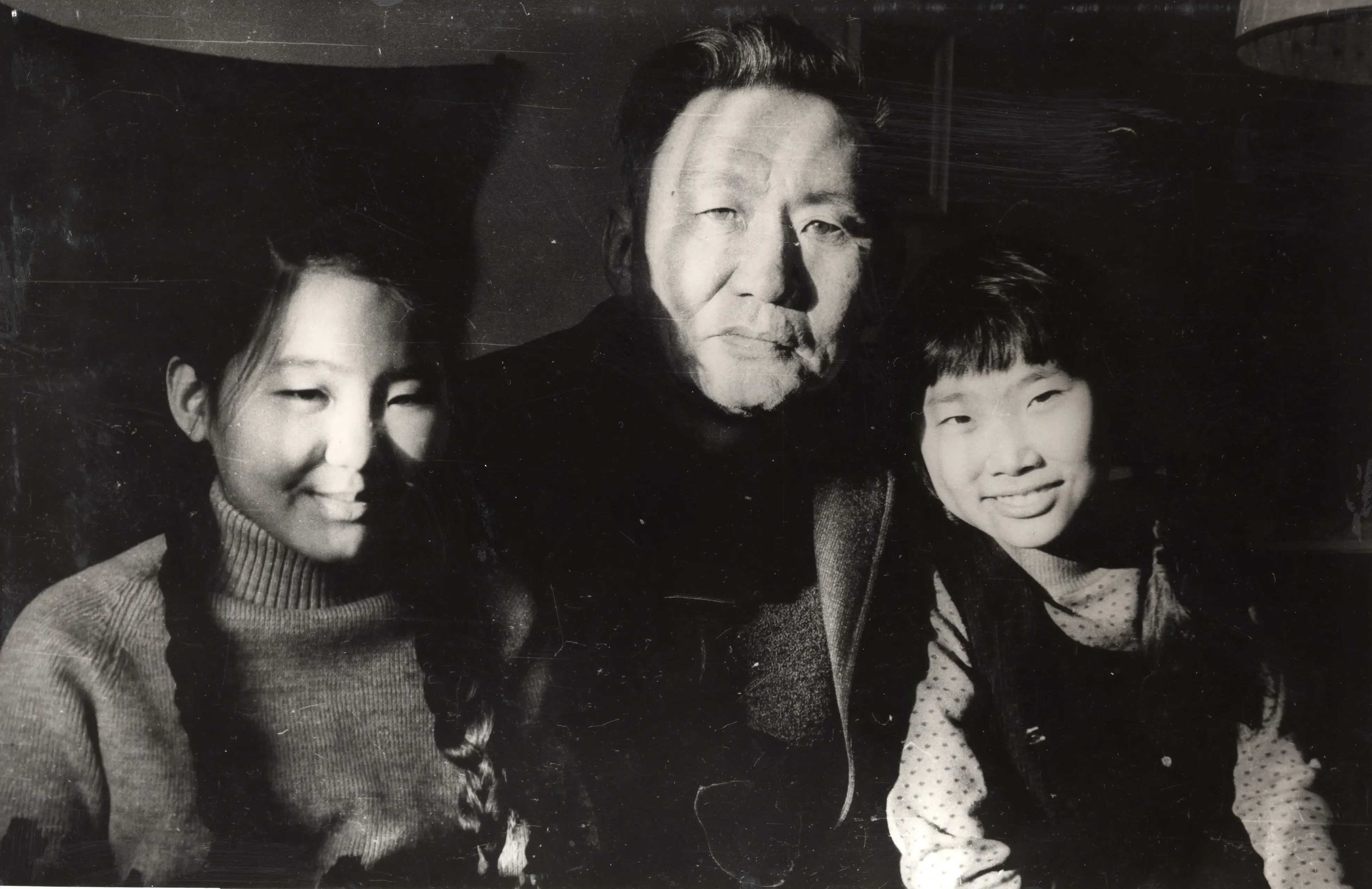 Б. Д. Дандарон с дочерьми Мэдэгмой и Сэржэмой, 1971 г.. фото В. М. Монтлевича