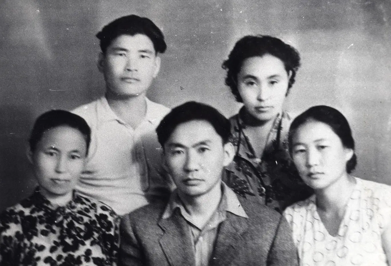 И. С. Мункина, Д. Г. Баяртуев, Б. Д. Дандарон, Б. С. Мункина, С. И.
                     Сампилова (жена Б. Д. Дандарона)