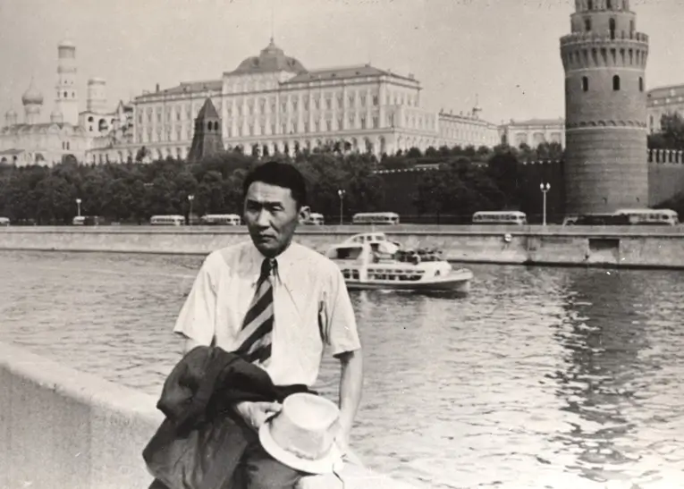 Бидия
            Дандарович Дандарон рядом с Кремлём