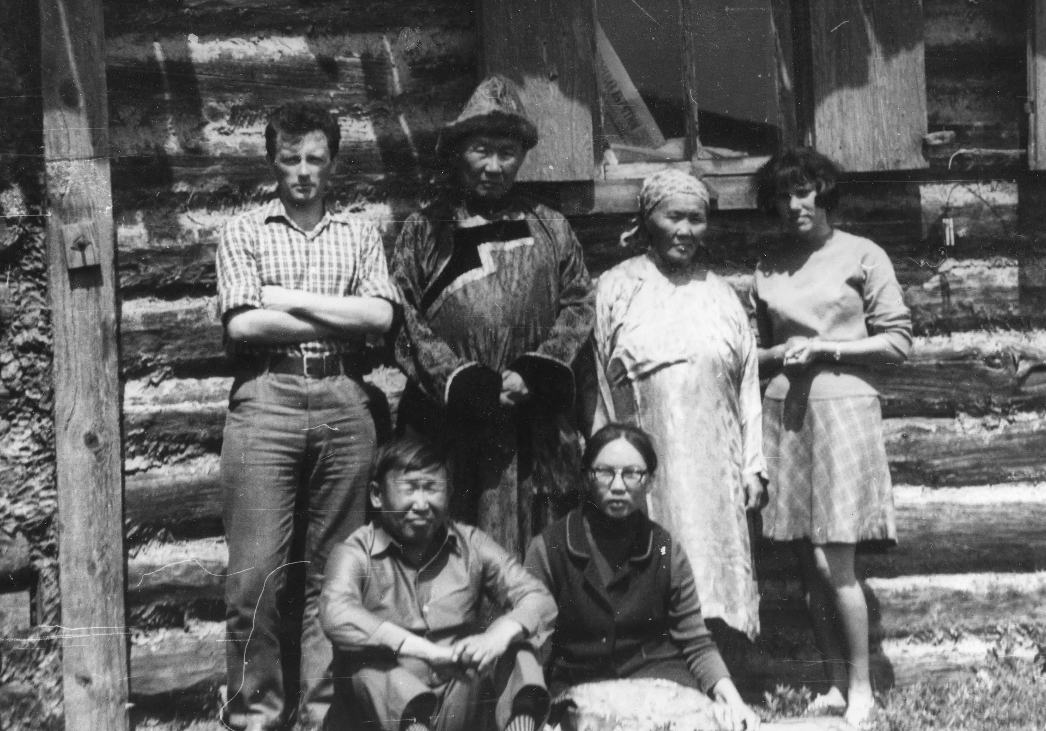 Стоят: В. М. Монтлевич, Б. Д. Дандарон, Дэмит Мункина, М. Ф. Альбедиль; сидят:
             П. Дамбадаржаев и Дэма Мункина. Кижинга, 1971 г., фото О. В. Альбедиля