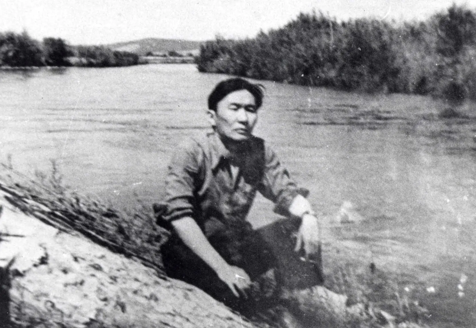 Бидия Дандарон на берегу реки Кудун, 1943 г.