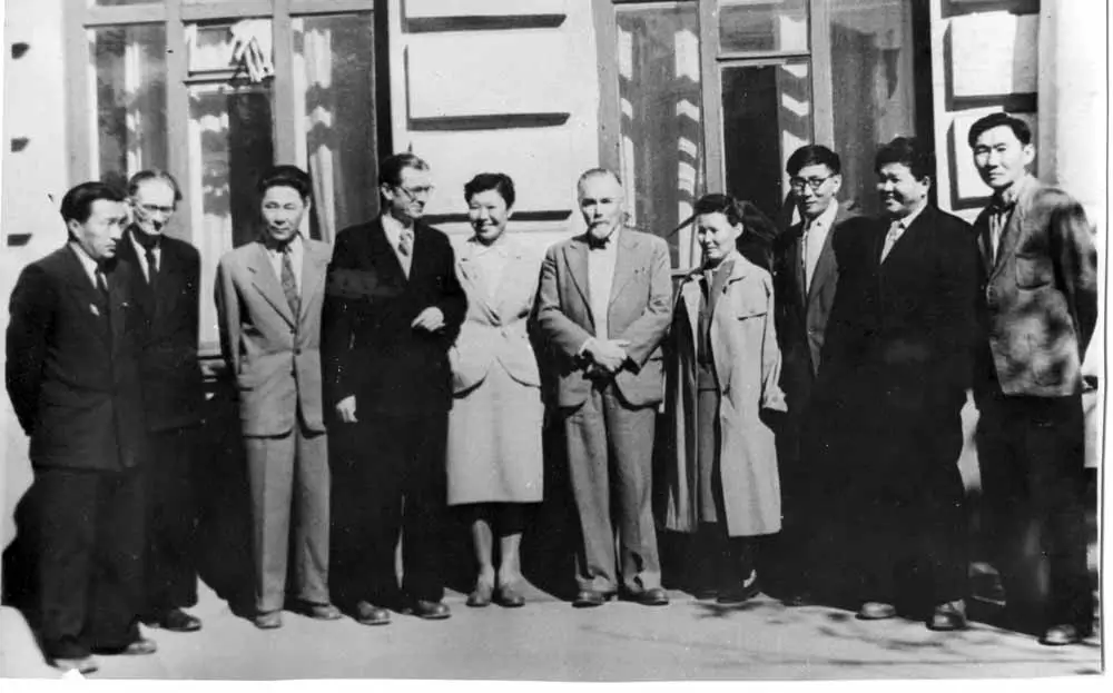 Р. Е. Пубаев, Б. В. Семичов, Б. Д. Цыбиков, Г. Н. Румянцев, Е. В.
                     Мальцева, Ю. Н. Рерих, К. М. Герасимова, Г. Л. Санжиев, П. И. Хадалов, Б. Д.
                      Дандарон. Улан-Удэ, 1959 г.