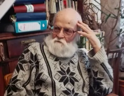 Андрей Николаевич Зелинский (р. 1933) — историк и археолог, ученик Льва Гумилёва и Юрия Рериха, убеждённый евразиец. Сын академика Николая Зелинского, создателя легендарного противогаза. Автор исследований о древнерусском календаре, который он называл “ритмической памятью человечества”.