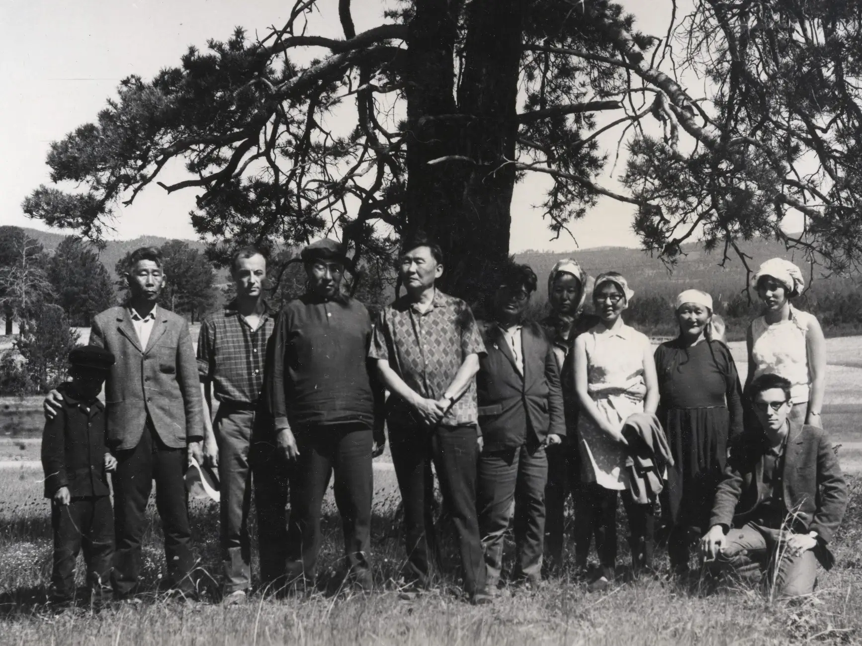 Слева направо: Дондок Дашицыренов, Анген Дашицыренов, А. И. Железное,
             Санжимитып Мункин, Б. Д. Дандарон, Д. Г. Баяртуев, С. И. Сампилова, Дэма Мункина, бабушка Сырма, М. Ф. Альбедилъ, О. В. Альбедиль.
По дороге на Соорхэ, 1971 г., фото В. М. Монтлевича