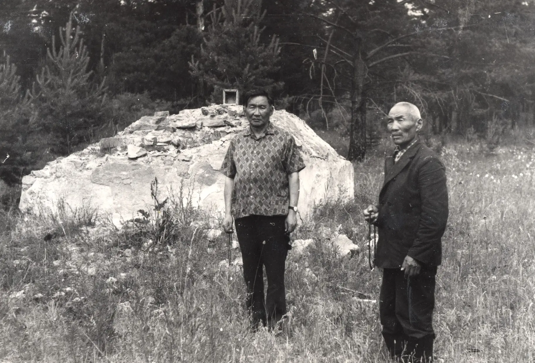 Б. Д. Дандарон и Цывандорж (ученик Лубсана Сандана Цыденова) у руин ступы Дорже Бадмаева. Соорхэ, 1971 г., фото В. М. Монтлевича