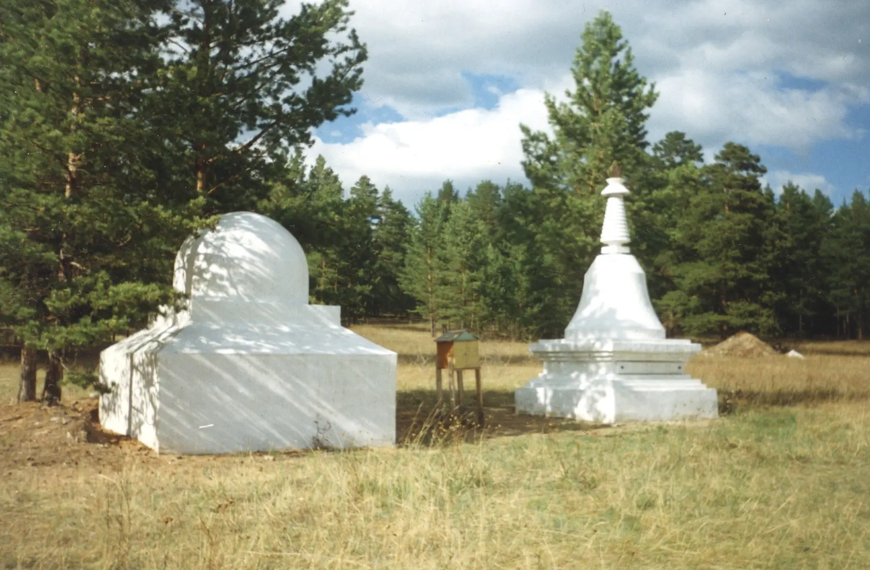 Ступа отца Дандарона и ступа семи лам. Восстановлены Ю. К. Лавровым в 1992 г. Бурятия, Соорхэ, 1996г.,<br>фото С. В. Топоркова