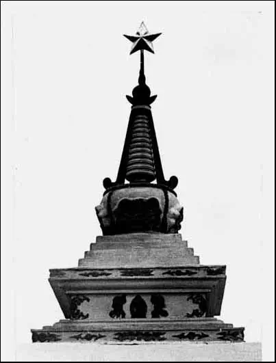 Ступа со звездой в навершии